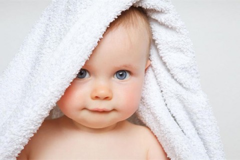 初乳很黄是不是不干净不可以喝？母乳怎么喂养广州捐卵宝宝？